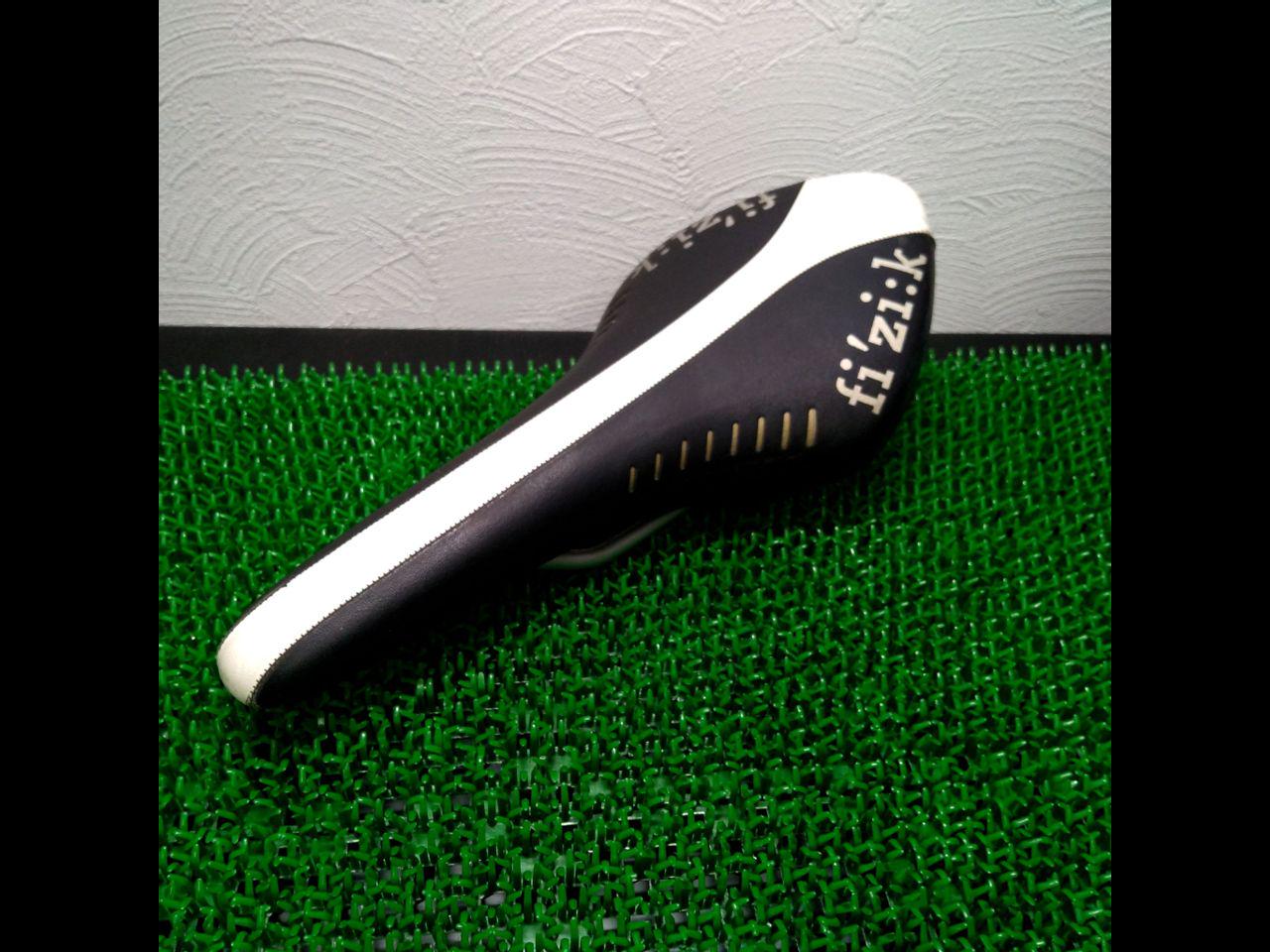 Selle De Vélo Fizik Vitesse Wingflex Blanche - Neuf, Modèle Manganèse, Léger Défaut Possible