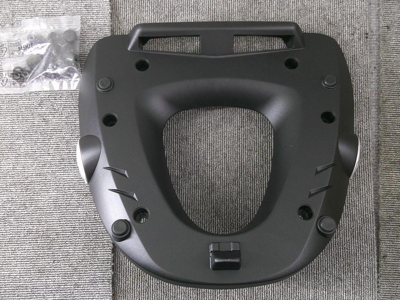 GIVI(ジビ) M5M プレートセット(モノロックタイプ) 90110 | バイク用品 ツーリング用品 BOX(二輪)を通販で購入する ...