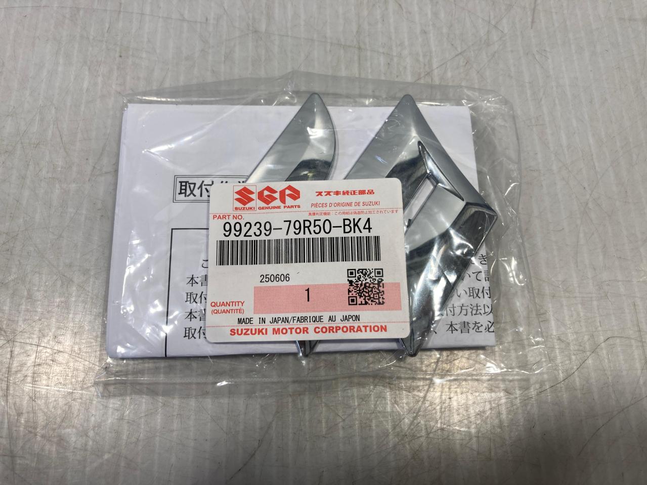 スズキ純正 99239-79R50-BK4 エンブレム | やや傷や汚れあり | アップガレージ 秋田店 | カー用品 インテリア その他 ...