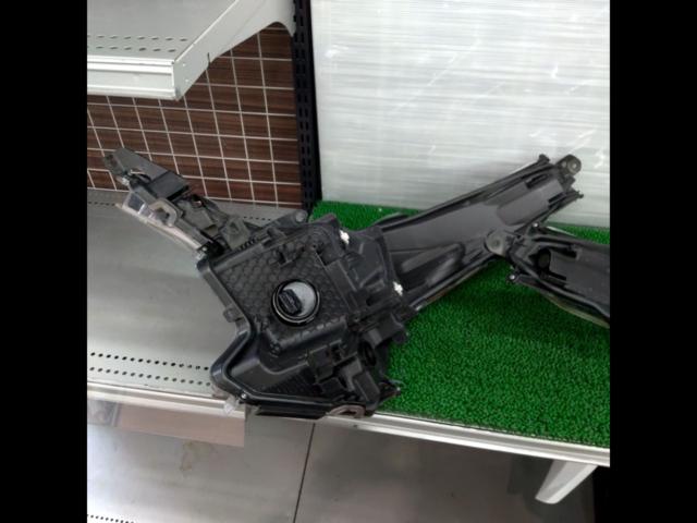 トヨタ50系 プリウス 前期純正LEDヘッドライト 左右セット | やや傷や 