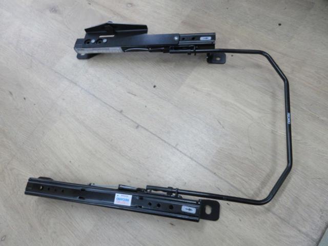 RECARO(レカロ) 86/GR86/BRZ 底留めシートレール 運転席側 | 目立った 