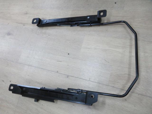 RECARO(レカロ) 86/GR86/BRZ 底留めシートレール 運転席側 | 目立った 