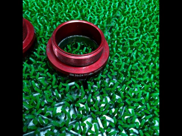 2大特価 ROTOR ITA30BB ボトムブラケット レッド