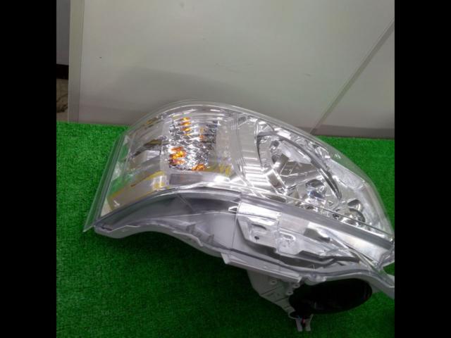値下げしましたトヨタ純正 純正LEDヘッドライト 【ハイエース/200系/8