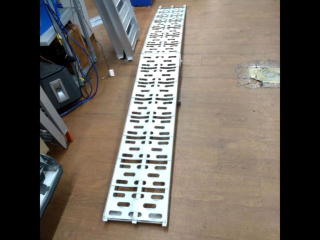 メーカー不明 ラダーレール 折り畳み2