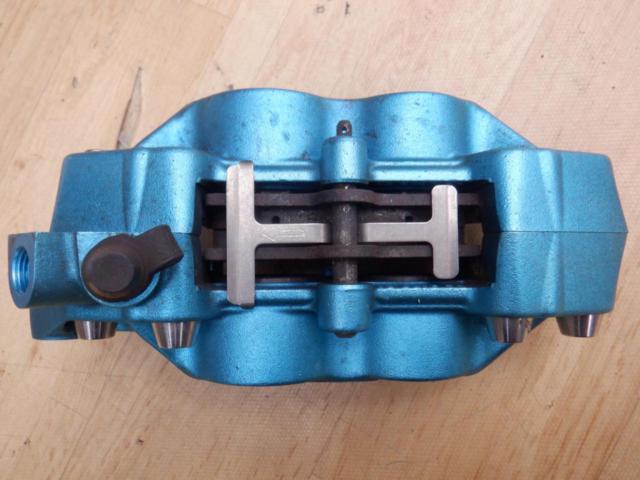 For the left
Brembo
Casting 4POT caliper
General purpose
Mounting pitch 40mm