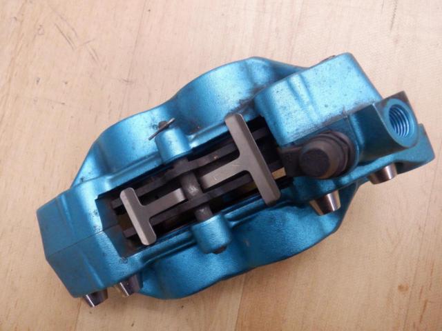 For the right
Brembo
Casting 4POT caliper
General purpose
Mounting pitch 40mm