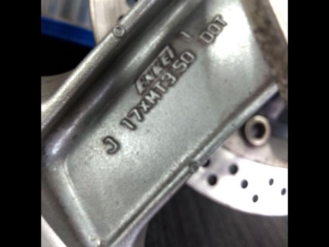 KAWASAKI
Genuine front and rear wheel set
ZZR1100 (ZXT00C)