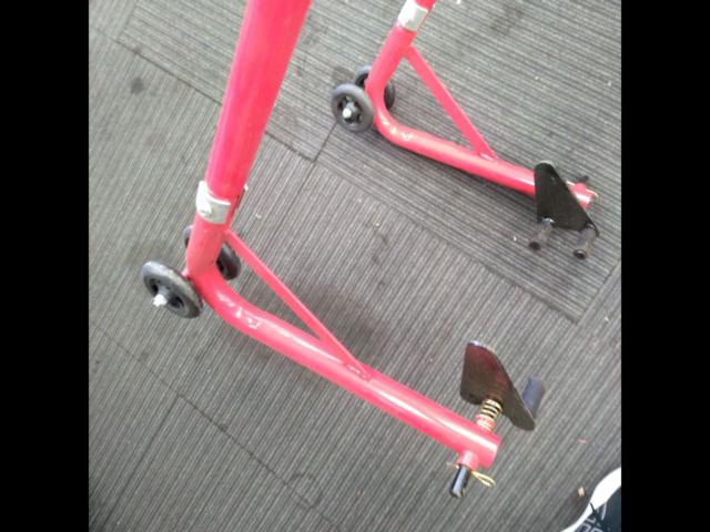 Unknown Manufacturer
Maintenance stand
Red