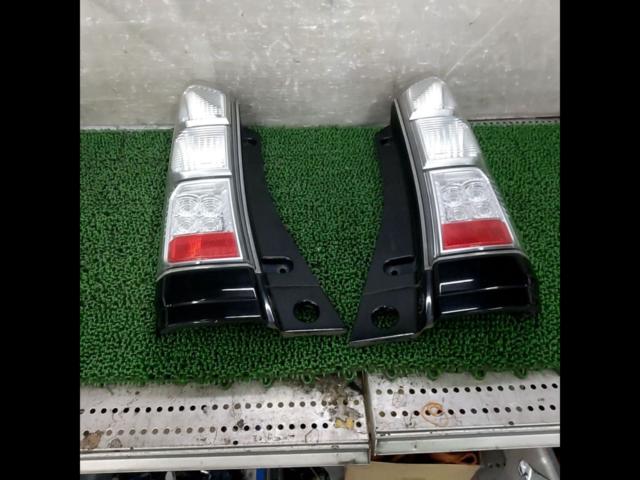 HONDA
Genuine taillights for N-BOX/JF1