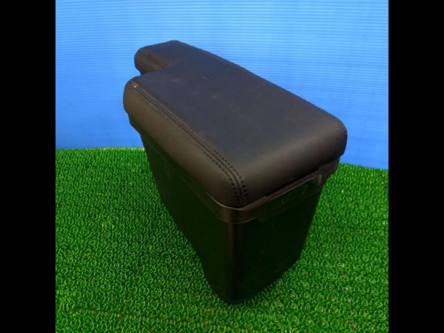 【ヤリス】メーカー不明 アームレスト