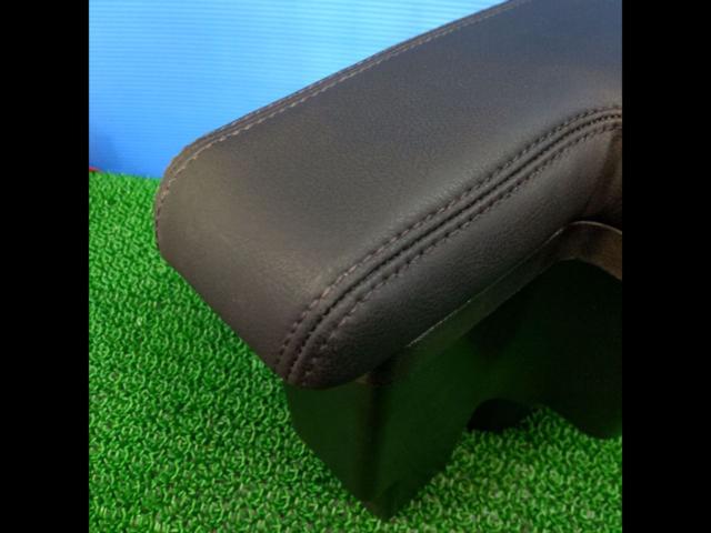 【ヤリス】メーカー不明 アームレスト