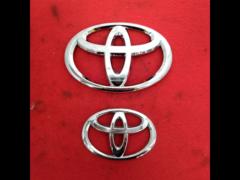 TOYOTA
Genuine
emblem
Front and rear 2-piece set 90975-02096