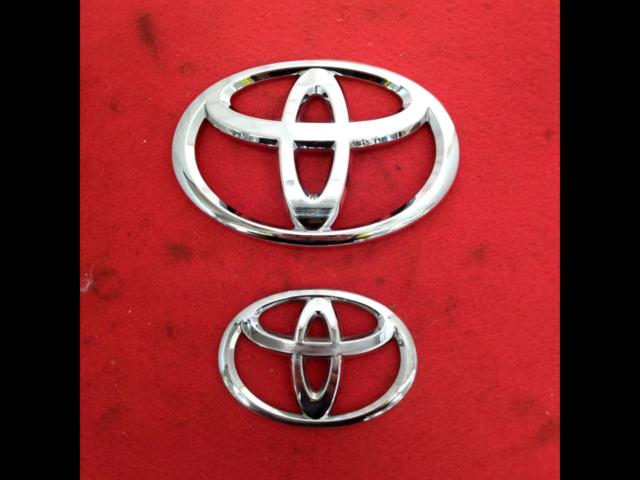 TOYOTA
Genuine
emblem
Front and rear 2-piece set 90975-02096