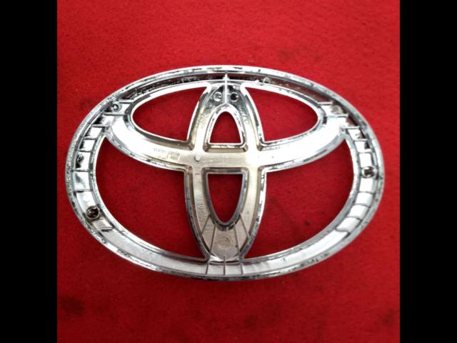 TOYOTA
Genuine
emblem
Front and rear 2-piece set 90975-02096