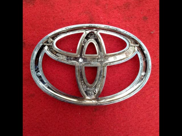 TOYOTA
Genuine
emblem
Front and rear 2-piece set 90975-02096