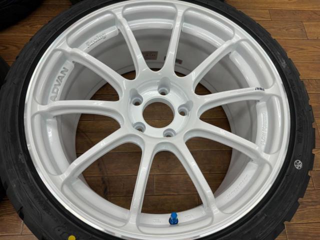 YOKOHAMA
ADVAN
Racing
RS3
WMR
V3800
+
VALINO
GREEVA
08D
255 / 35R18
TW360