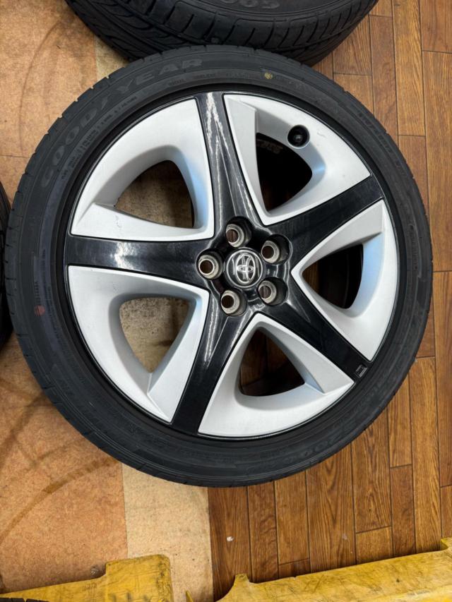 TOYOTA
Prius (50 series early model) S Touring
Selection
Genuine
Aluminum wheel + GOODYEAR
EAGLE
LS2000