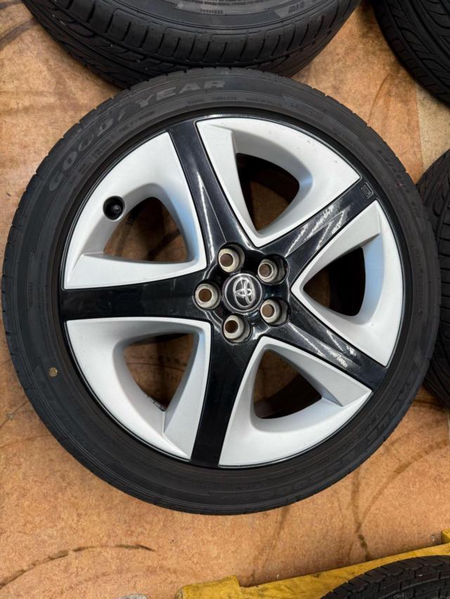 TOYOTA
Prius (50 series early model) S Touring
Selection
Genuine
Aluminum wheel + GOODYEAR
EAGLE
LS2000