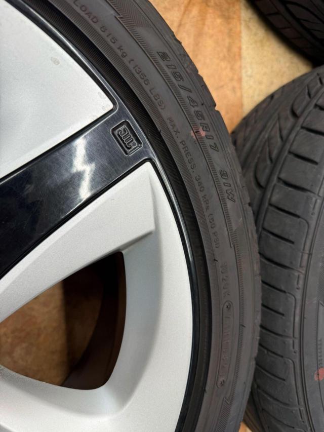 TOYOTA
Prius (50 series early model) S Touring
Selection
Genuine
Aluminum wheel + GOODYEAR
EAGLE
LS2000