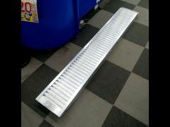 Approximately 2100x250mm
Load capacity: Approximately 1.6t (Manufacturer unknown)
Aluminum bridge