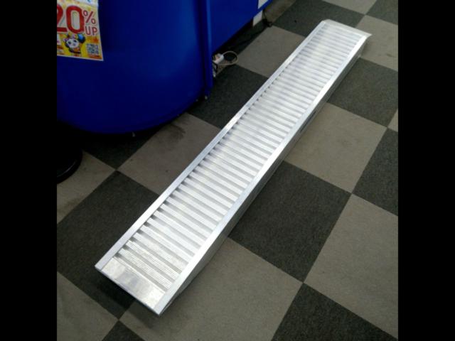 Approximately 2100x250mm
Load capacity: Approximately 1.6t (Manufacturer unknown)
Aluminum bridge