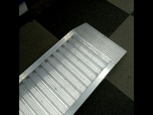 Approximately 2100x250mm
Load capacity: Approximately 1.6t (Manufacturer unknown)
Aluminum bridge