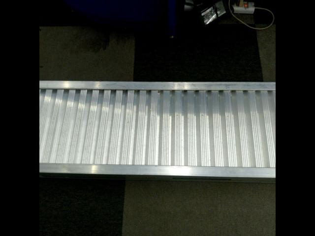 Approximately 2100x250mm
Load capacity: Approximately 1.6t (Manufacturer unknown)
Aluminum bridge