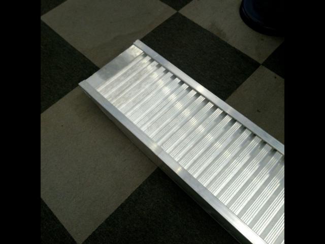 Approximately 2100x250mm
Load capacity: Approximately 1.6t (Manufacturer unknown)
Aluminum bridge