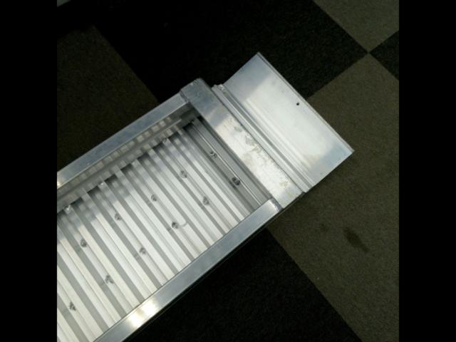 Approximately 2100x250mm
Load capacity: Approximately 1.6t (Manufacturer unknown)
Aluminum bridge