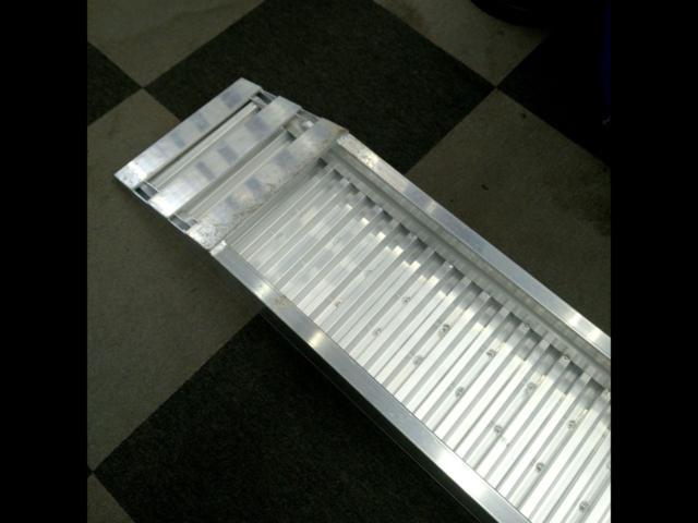 Approximately 2100x250mm
Load capacity: Approximately 1.6t (Manufacturer unknown)
Aluminum bridge