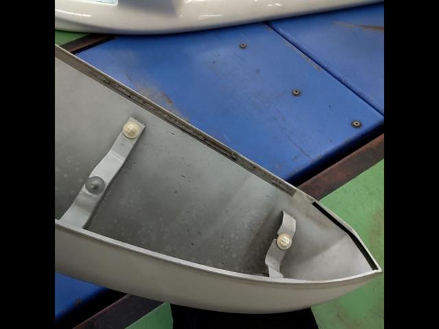 *2F warehouse storage
NISSAN genuine
Rear spoiler
With high-mount
E52 Elgrand (Early Model)