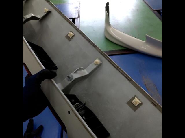 *2F warehouse storage
NISSAN genuine
Rear spoiler
With high-mount
E52 Elgrand (Early Model)