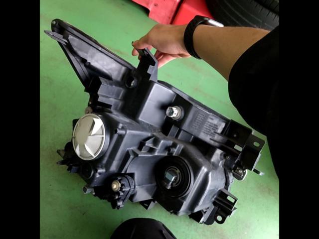 NISSAN genuine
HID headlights
E52 Elgrand (Early Model)