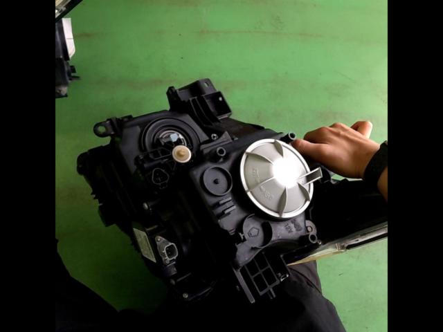 NISSAN genuine
HID headlights
E52 Elgrand (Early Model)