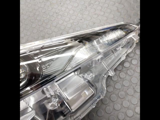 Toyota genuine
Genuine headlights for the late-model 50-series Prius Black Edition