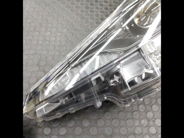 Toyota genuine
Genuine headlights for the late-model 50-series Prius Black Edition
