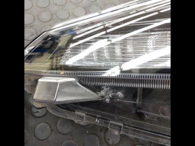 Toyota genuine
Genuine headlights for the late-model 50-series Prius Black Edition