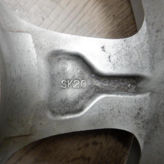 Nissan genuine
Wheel only two
Skyline R32
GTS-t / HCR32
Original wheel