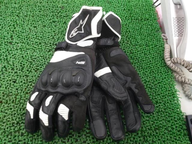 26 Alpinestars Racing Gloves
Size XL