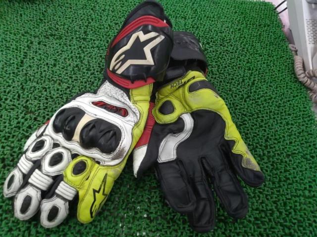 27 AlpinestarsGP
TECH
RACING
Size XL