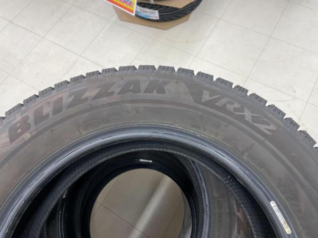 Container
BRIDGESTONE
BLIZZAK
VRX2