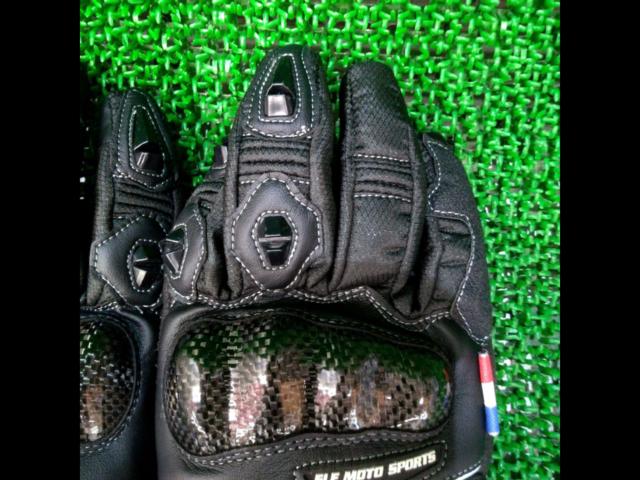 elf
Winter Gloves
Black x yellow stitch
Size: L