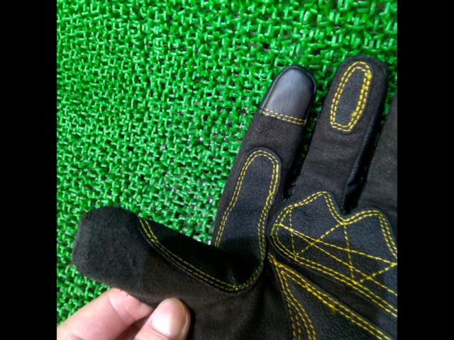 elf
Winter Gloves
Black x yellow stitch
Size: L