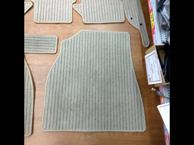 Unknown Manufacturer
Toyota Voxy/90 series
Floor mat