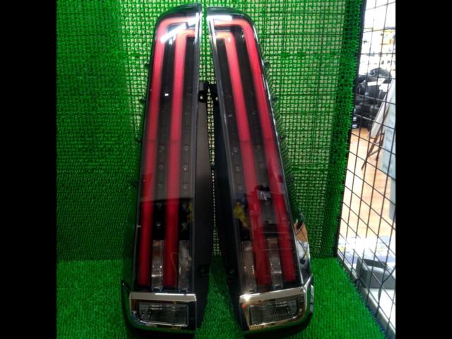 TOYOTA
Genuine tail lens
80 series Noah / late Voxy