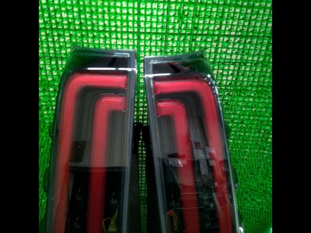 TOYOTA
Genuine tail lens
80 series Noah / late Voxy