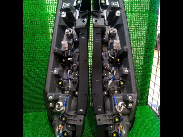 TOYOTA
Genuine tail lens
80 series Noah / late Voxy