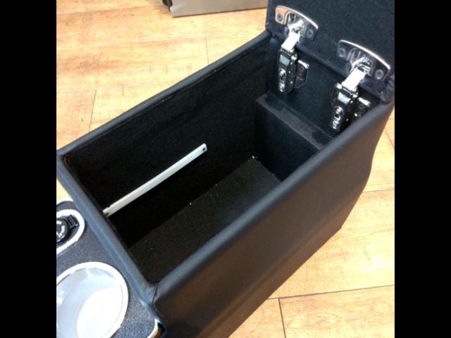 Unknown Manufacturer
Center console
Serena/C28