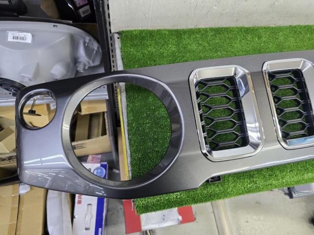 Suzuki genuine
Front grille